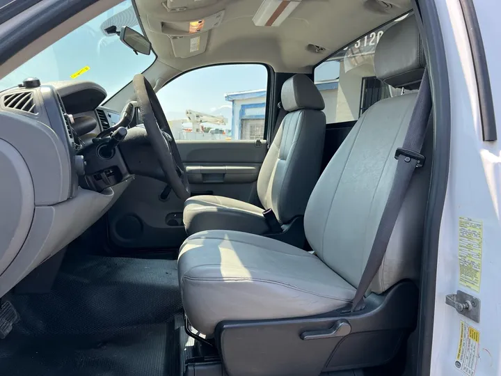 White, 2008 Chevrolet Silverado 2500HD Image 20