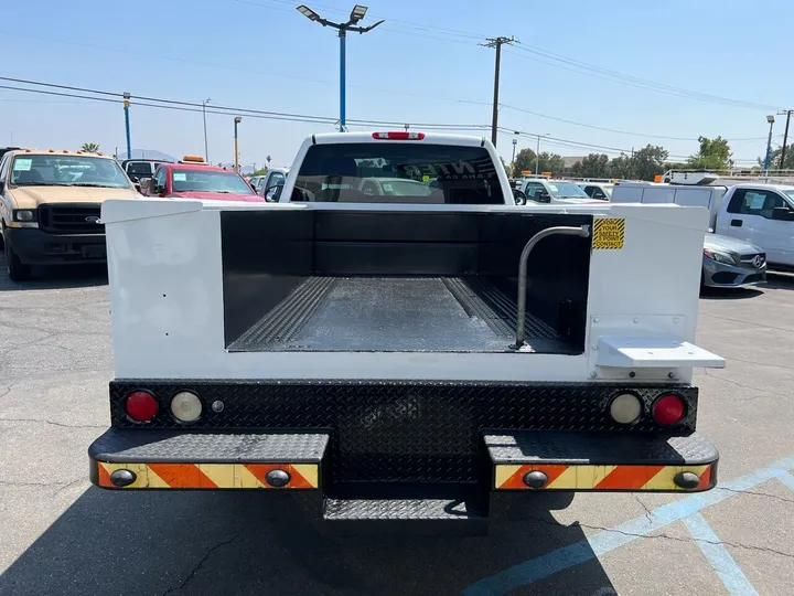 White, 2008 Chevrolet Silverado 2500HD Image 10