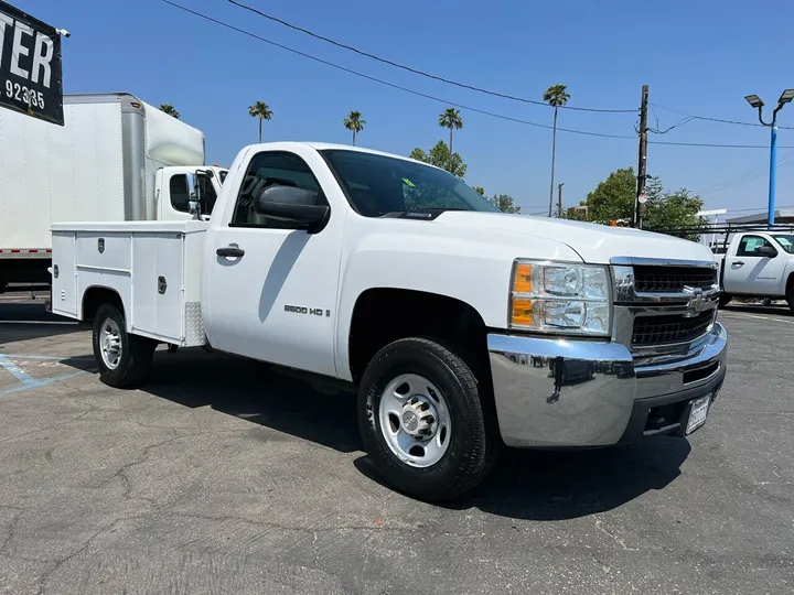 White, 2008 Chevrolet Silverado 2500HD Image 3