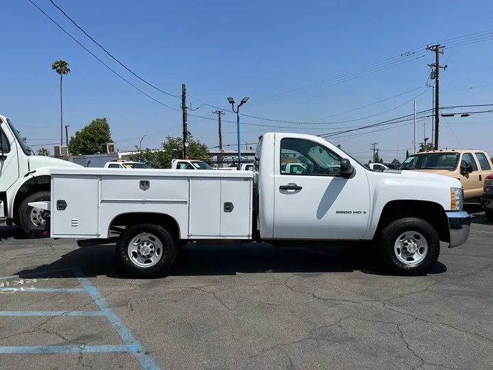 White, 2008 Chevrolet Silverado 2500HD Image 4