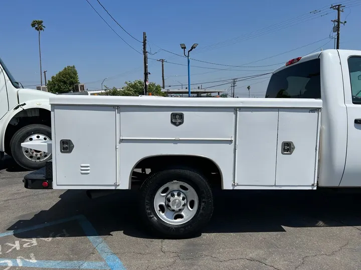 White, 2008 Chevrolet Silverado 2500HD Image 6