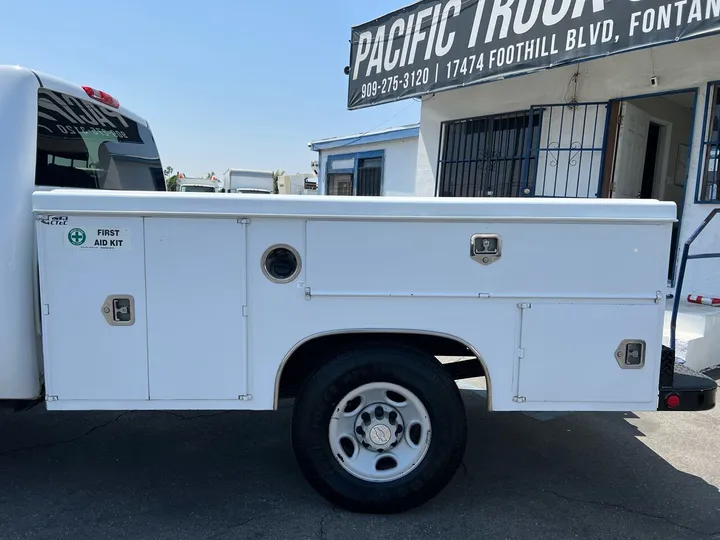 White, 2008 Chevrolet Silverado 2500HD Image 14