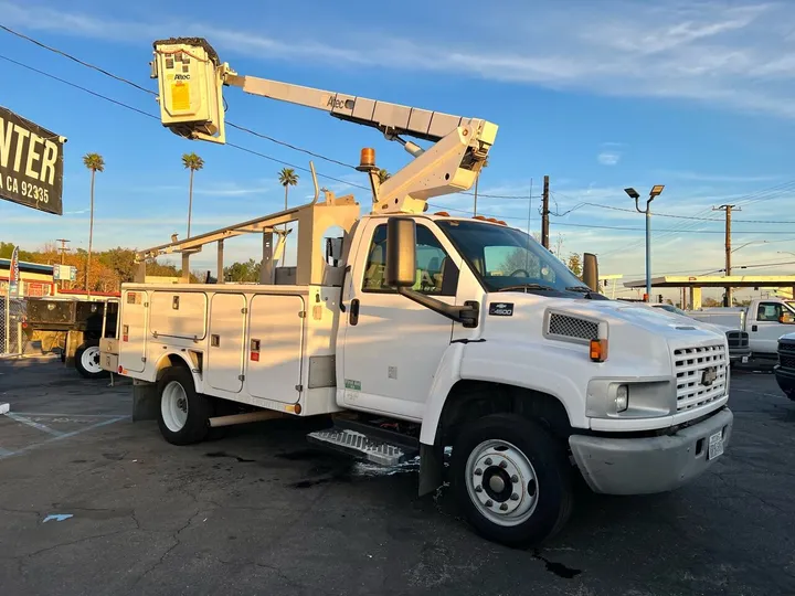 White, 2005 Chevrolet Kodiak C4500 Image 4