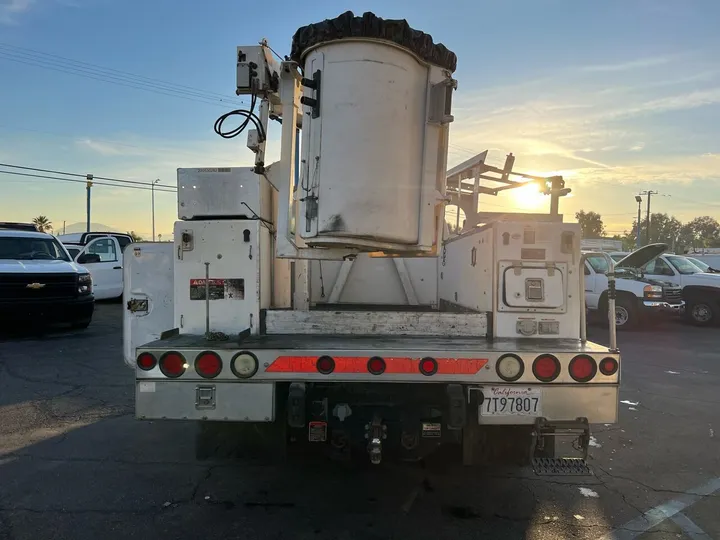 White, 2005 Chevrolet Kodiak C4500 Image 14