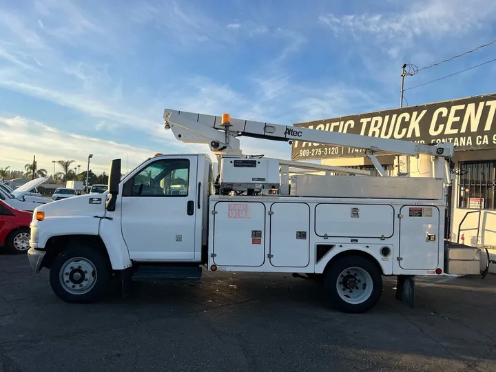 White, 2005 Chevrolet Kodiak C4500 Image 18