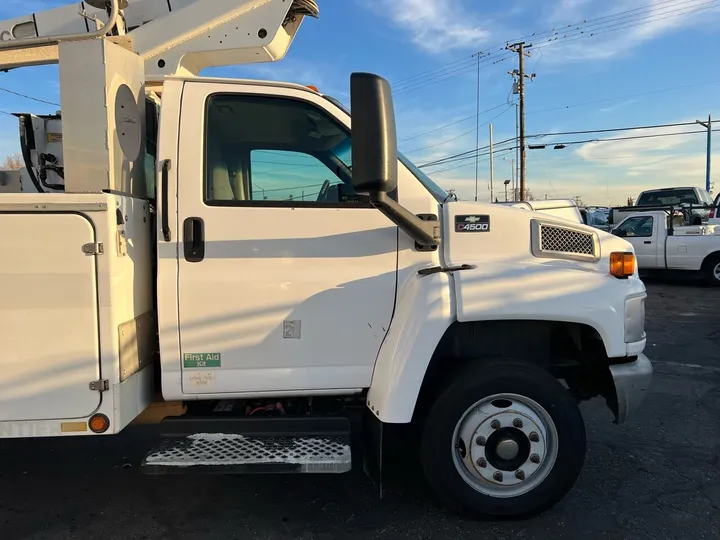 White, 2005 Chevrolet Kodiak C4500 Image 9