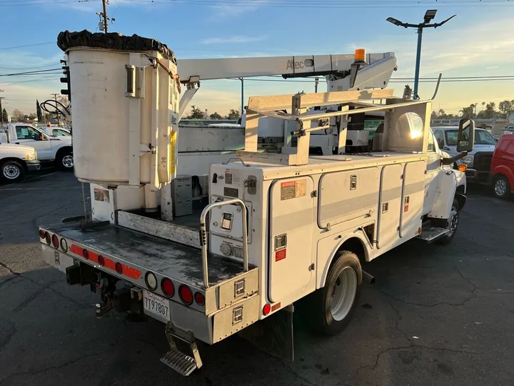 White, 2005 Chevrolet Kodiak C4500 Image 13