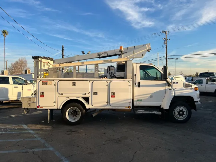 White, 2005 Chevrolet Kodiak C4500 Image 6