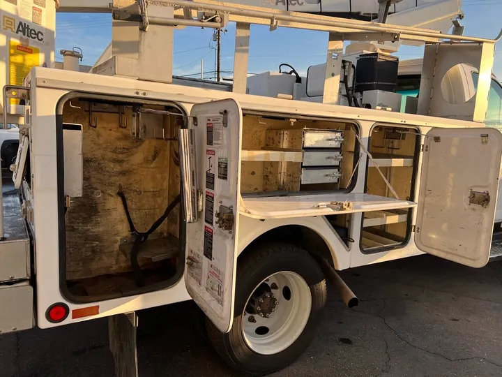 White, 2005 Chevrolet Kodiak C4500 Image 12