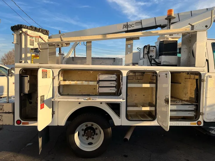 White, 2005 Chevrolet Kodiak C4500 Image 11