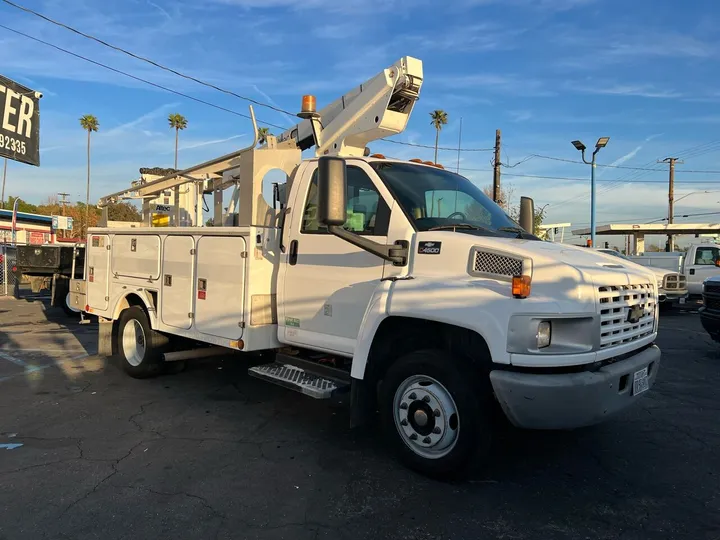 White, 2005 Chevrolet Kodiak C4500 Image 5