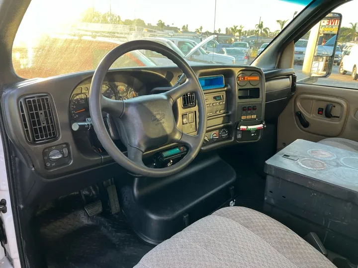 White, 2005 Chevrolet Kodiak C4500 Image 20