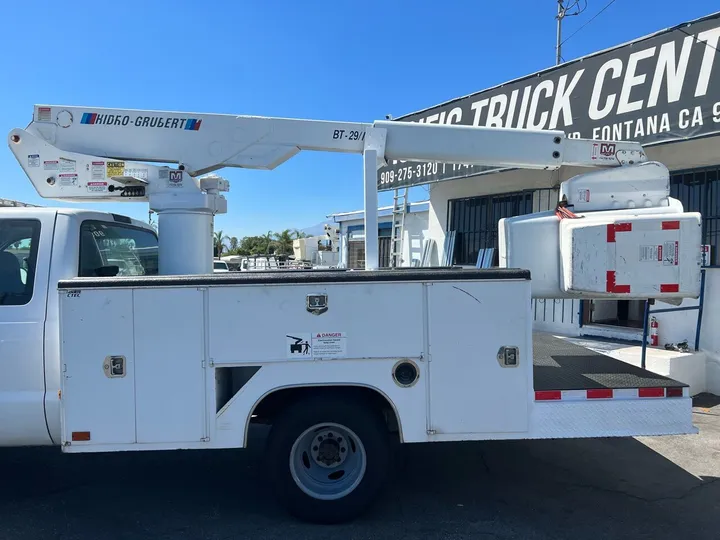 White, 2001 Ford F-350 Super Duty Image 23