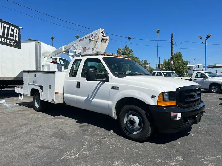 White, 2001 Ford F-350 Super Duty Image 5