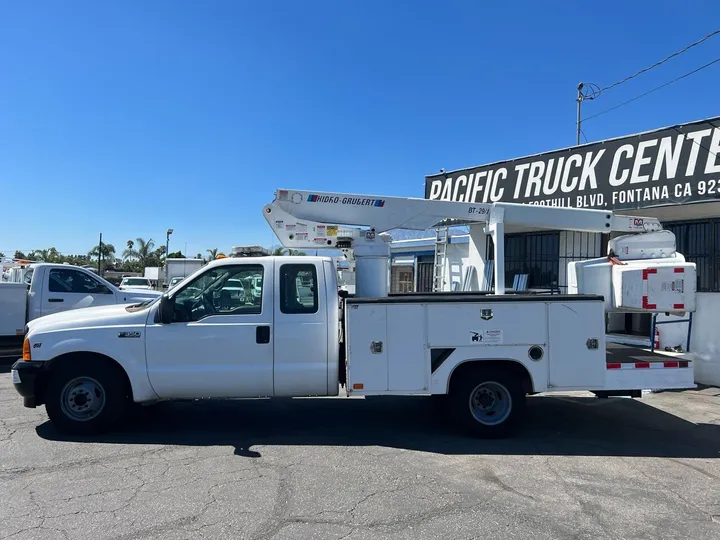 White, 2001 Ford F-350 Super Duty Image 22