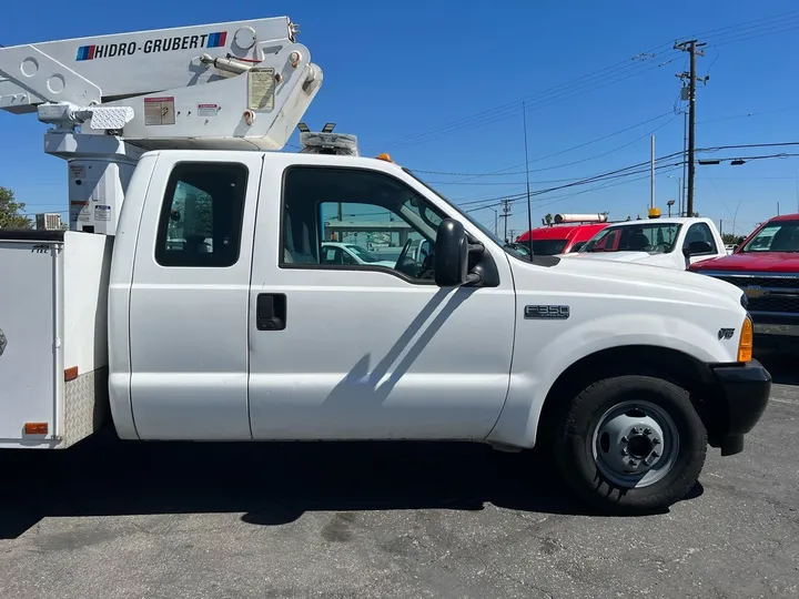 White, 2001 Ford F-350 Super Duty Image 7