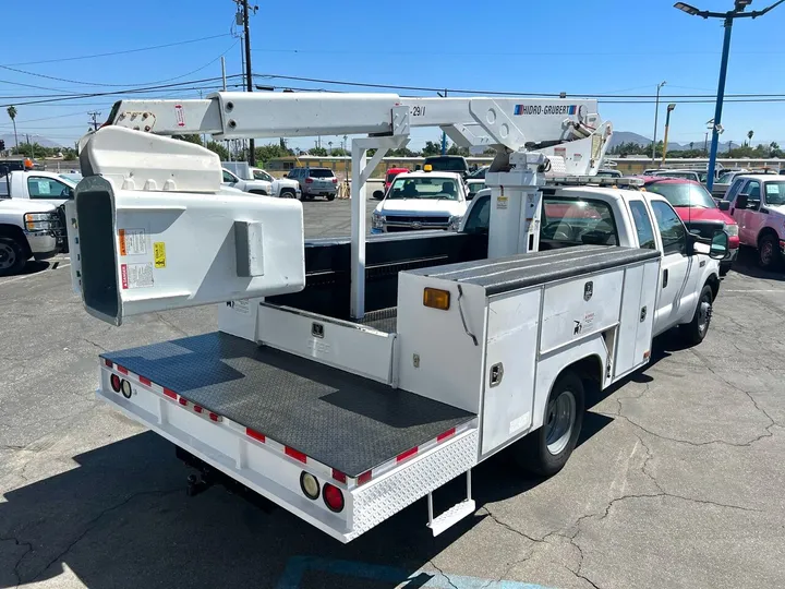 White, 2001 Ford F-350 Super Duty Image 16