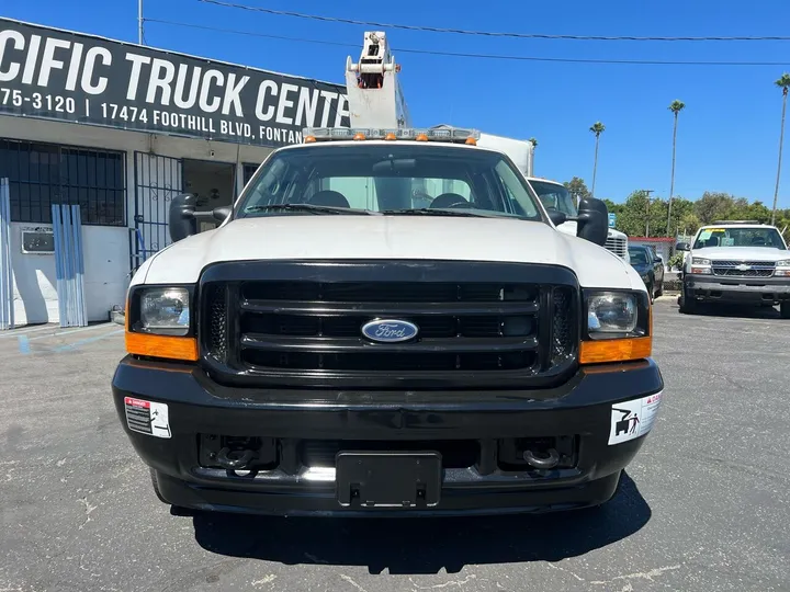 White, 2001 Ford F-350 Super Duty Image 4