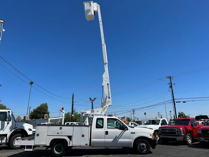 White, 2001 Ford F-350 Super Duty Image 3