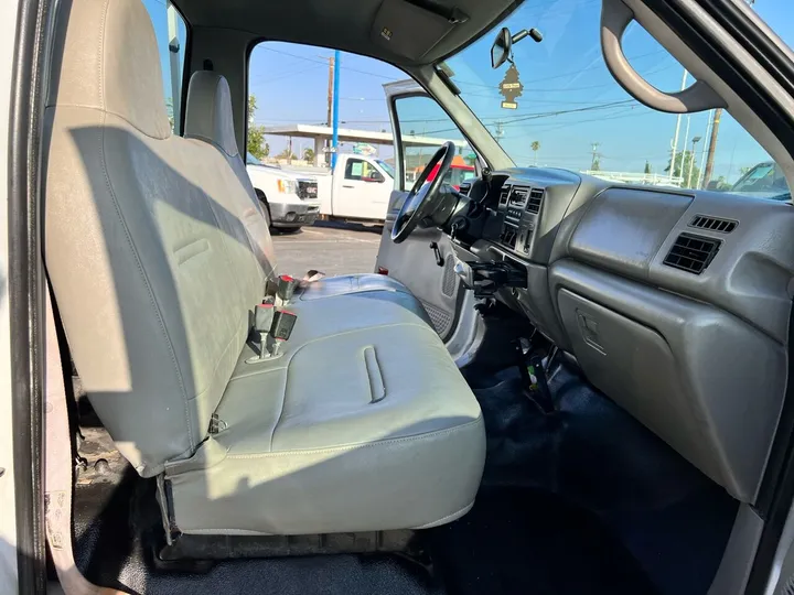 White, 2001 Ford F-250 Super Duty Image 23