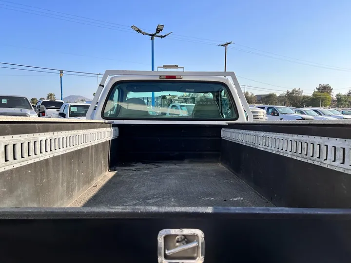 White, 2001 Ford F-250 Super Duty Image 12