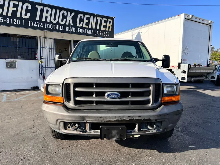 White, 2001 Ford F-250 Super Duty Image 2