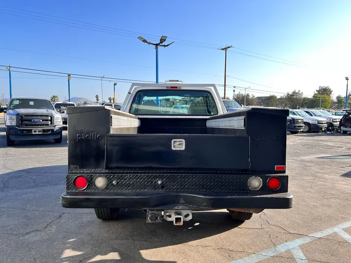 White, 2001 Ford F-250 Super Duty Image 11