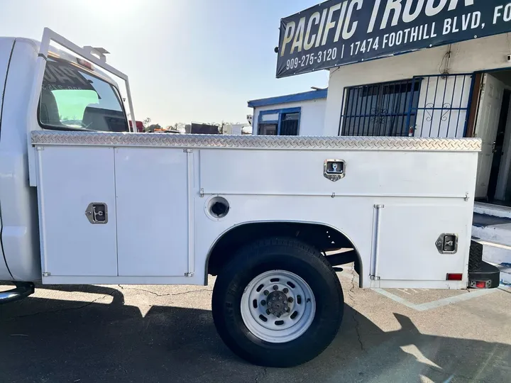 White, 2001 Ford F-250 Super Duty Image 15