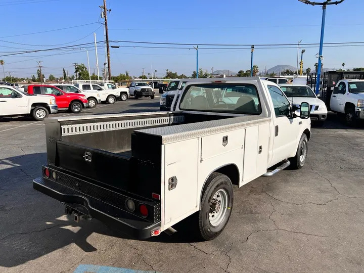 White, 2001 Ford F-250 Super Duty Image 10