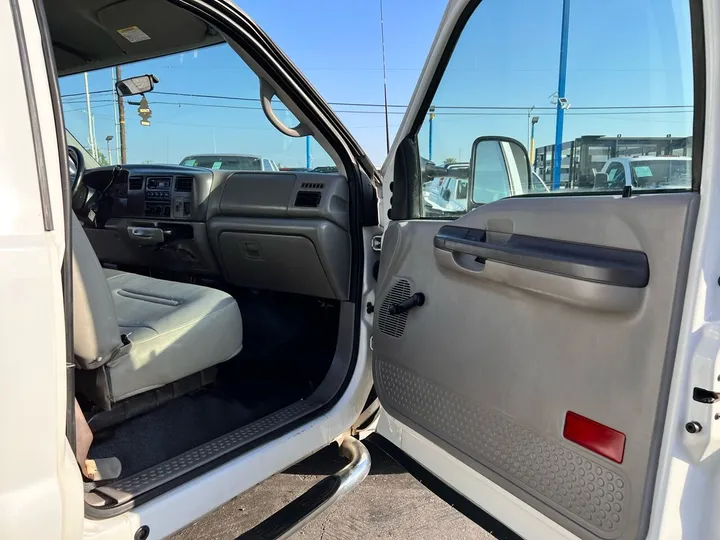 White, 2001 Ford F-250 Super Duty Image 21