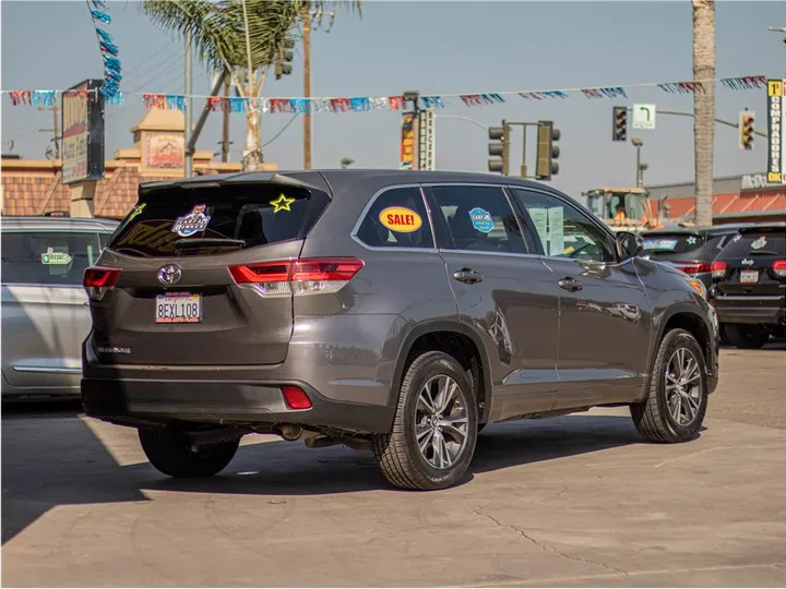 GRAY, 2018 TOYOTA HIGHLANDER Image 8