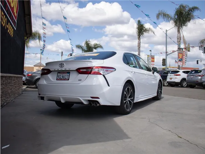 WHITE, 2020 TOYOTA CAMRY Image 9