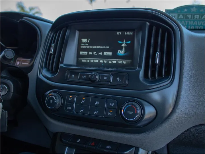 WHITE, 2018 CHEVROLET COLORADO CREW CAB Image 4