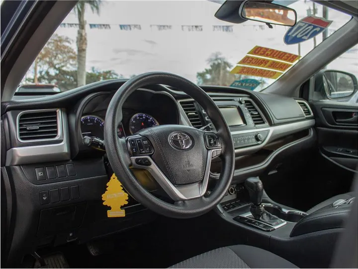 BLUE, 2017 TOYOTA HIGHLANDER Image 15