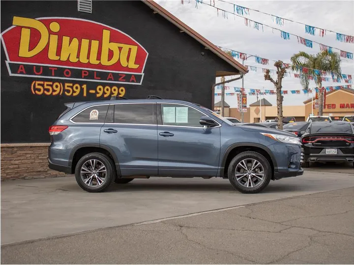 BLUE, 2017 TOYOTA HIGHLANDER Image 8