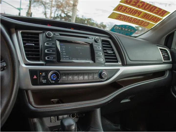 BLUE, 2017 TOYOTA HIGHLANDER Image 16