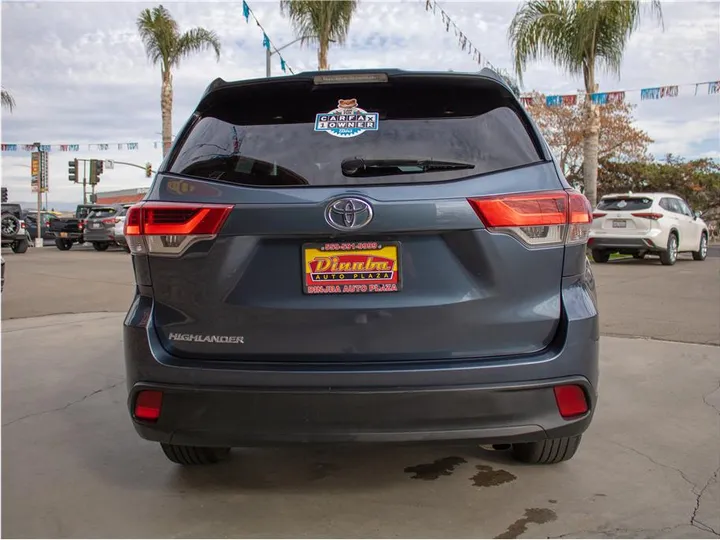 BLUE, 2017 TOYOTA HIGHLANDER Image 9