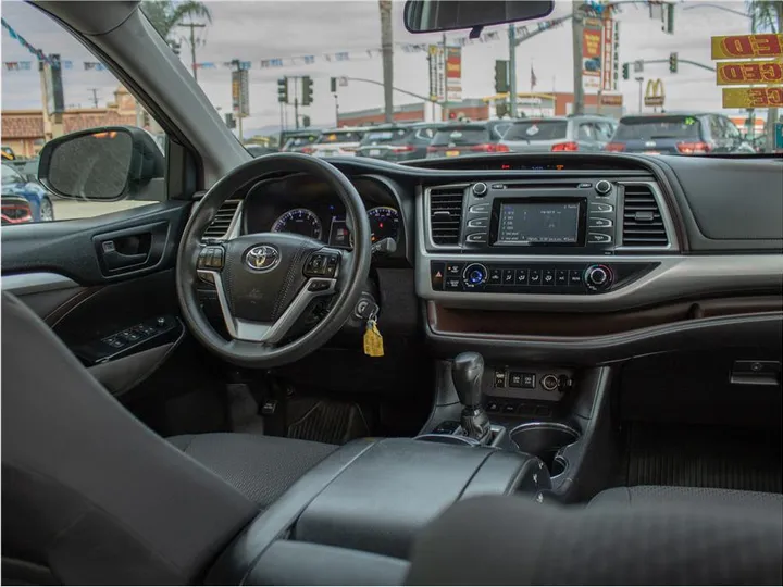 BLUE, 2017 TOYOTA HIGHLANDER Image 2