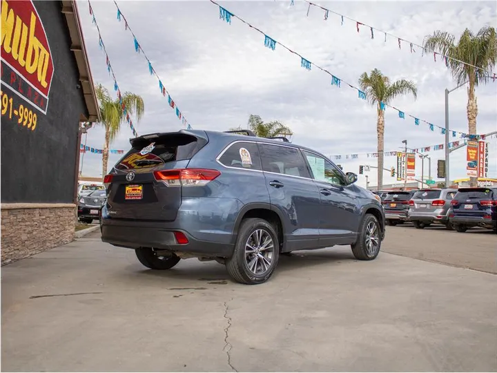 BLUE, 2017 TOYOTA HIGHLANDER Image 3