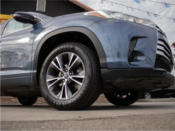 BLUE, 2017 TOYOTA HIGHLANDER Image 7