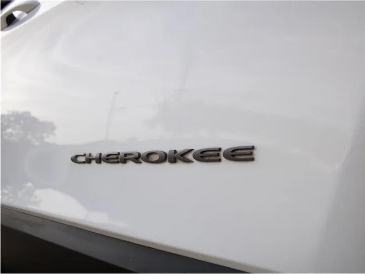 WHITE, 2017 JEEP CHEROKEE Image 9