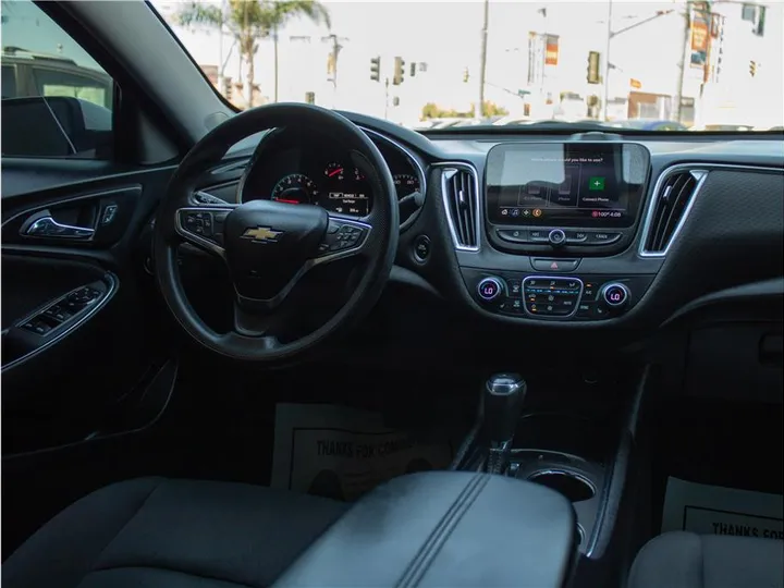 WHITE, 2019 CHEVROLET MALIBU Image 2