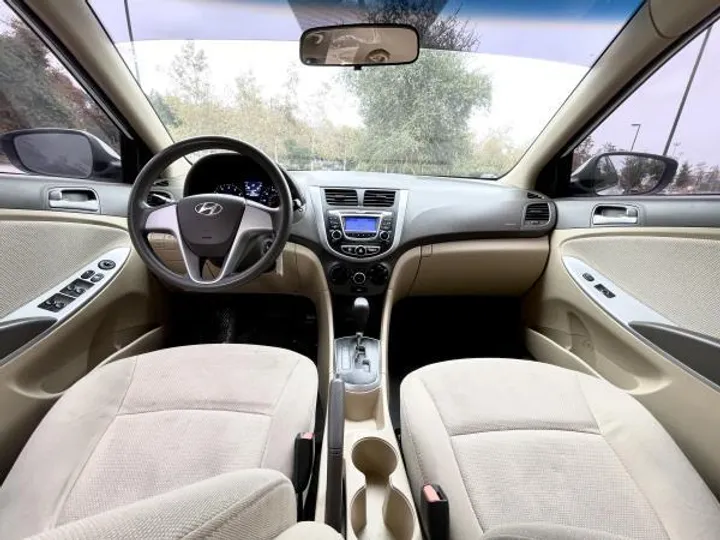 WHITE, 2013 HYUNDAI ACCENT Image 11