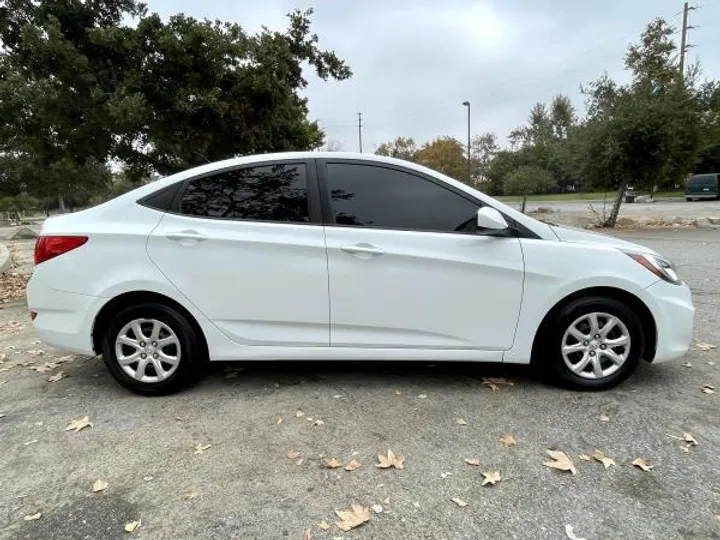 WHITE, 2013 HYUNDAI ACCENT Image 4