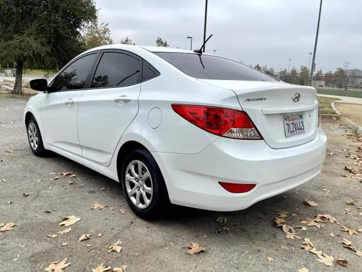 WHITE, 2013 HYUNDAI ACCENT Image 7