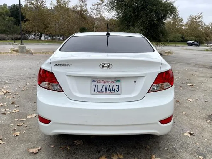 WHITE, 2013 HYUNDAI ACCENT Image 6