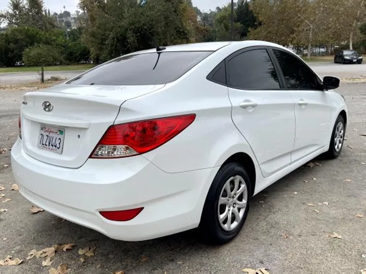 WHITE, 2013 HYUNDAI ACCENT Image 5