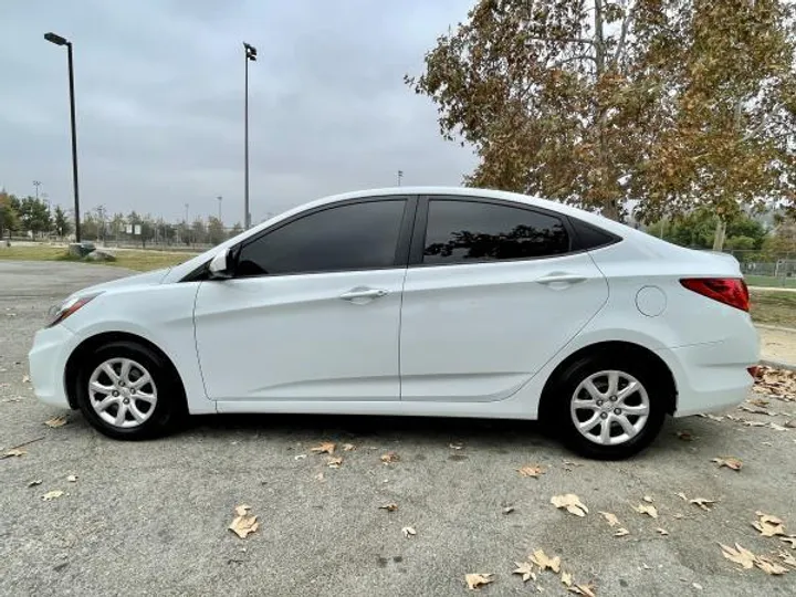 WHITE, 2013 HYUNDAI ACCENT Image 8