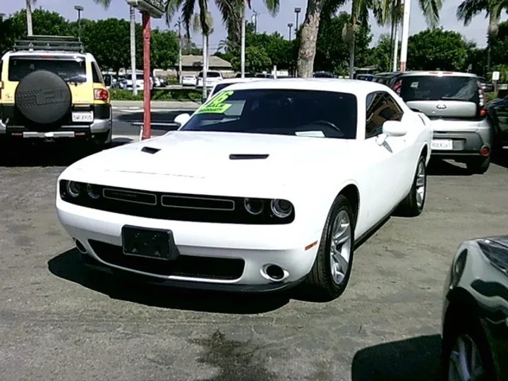 WHITE, 2016 DODGE CHALLENGER Image 3