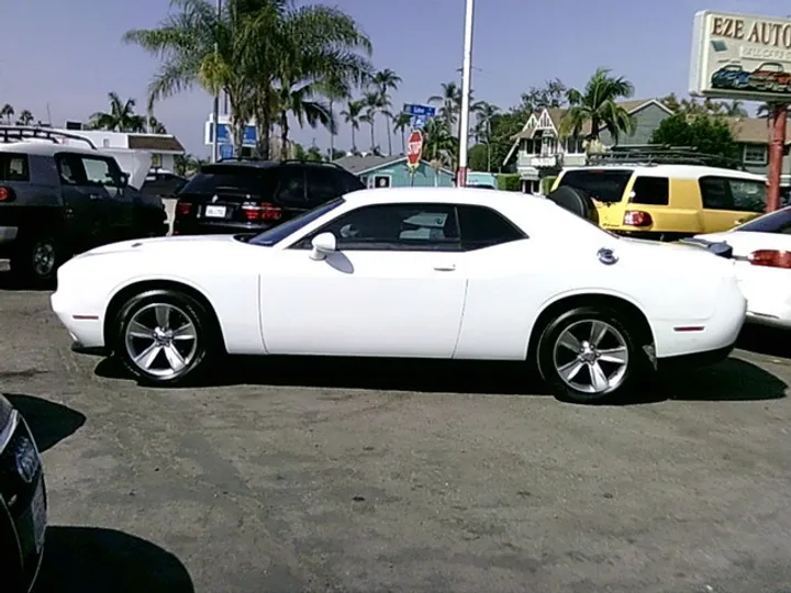 WHITE, 2016 DODGE CHALLENGER Image 4